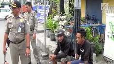 Para anak punk ini merusak kendaraan dengan obeng jika tak diberi uang.
