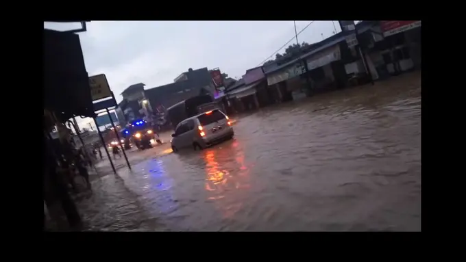 Video Detik-detik Banjir Menerjang Perkampungan di Anyer
