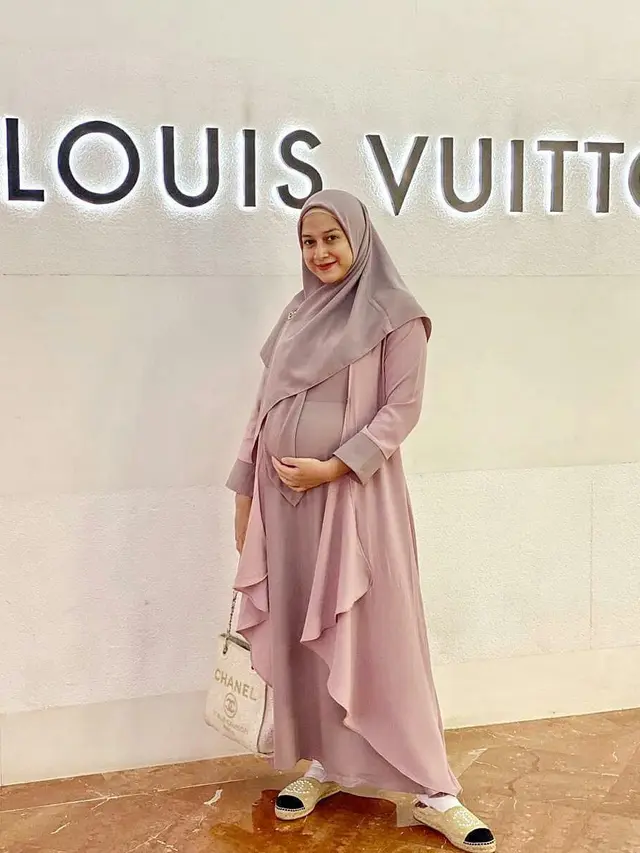 Hamil Anak Ke-3, Ini 6 Potret Nina Zatulini Pamer Baby Bump