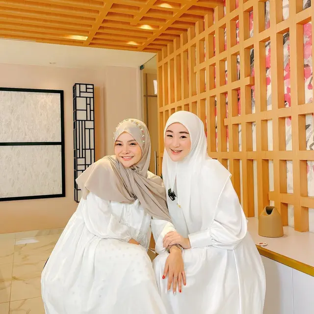 Tampil Berhijab, Ini 6 Potret Mawar AFI Berangkat Umrah Bareng Larissa Chou