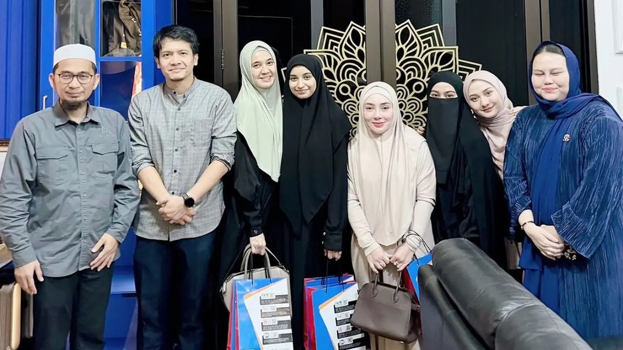 Momen Cut Intan Nabila Bertemu Ustadz Adi Hidayat (UAH)