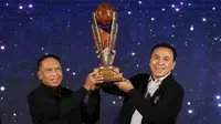 Menteri Pemuda dan Olahraga Republik Indonesia, Zainudin Amali (kiri) dan Ketum PSSI, Mochamad Iriawan mengangkat trofi Piala Presiden 2022 saat konferensi pers Piala Presiden 2022 di Studio Lantai 8 SCTV Tower, Senayan City, Jakarta pada Senin (06/06/2022). (Bola.com/Bagaskara Lazuardi)