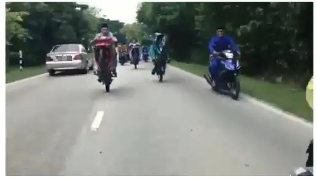 Aksi Remaja Diatas Motor Gunakan Baju Adat Saat Idul Fitri Ini Bikin Geleng Kepala