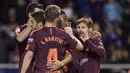 Para pemain Barcelona merayakan gol yang dicetak oleh Lionel Messi ke gawang Deportivo La Coruna pada laga La Liga di Stadion Riazor, Senin (30/4/2018). Barcelona menang 4-2 atas Deportivo La Coruna. (AP/Lalo R. Villar)