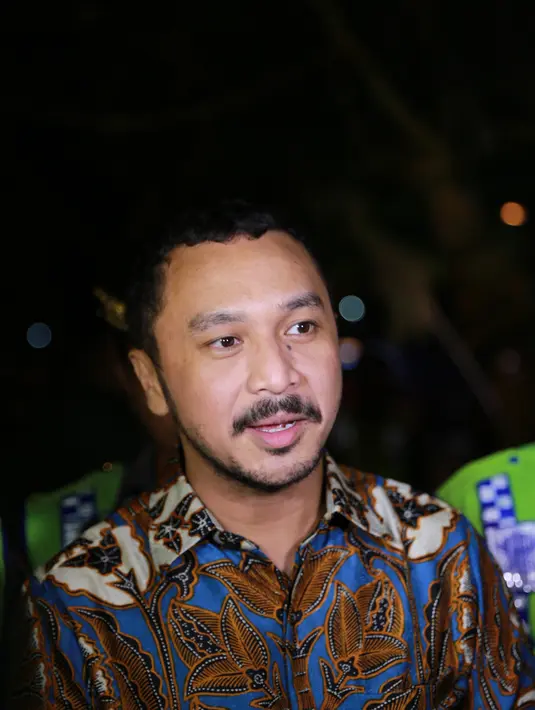 Gudeg asli Yogyakarta, memang bukan makanan jenis baru atau sulit ditemui. Namun menurut Giring, untuk kali ini sajiannya cukup unik. Jika biasanya makan gudeg pakai nasi, namun kali ini menggunakan bubur. (Adrian Putra/Bintang.com)