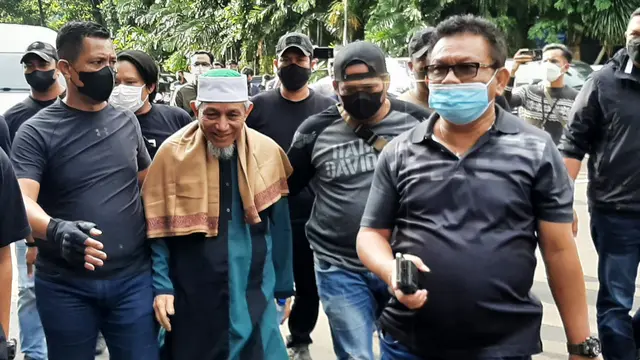 Pimpinan Khilafatul Muslimin Abdul Qadir Hasan Baraja saat tiba di Polda Metro Jaya