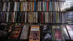 Suasana tempat jual - beli barang-barang antik di Kebayoran Vintage, Jakarta, Kamis (22/9/2020). Berdasarkan keterangan para pedagang, penjualan barang antik mengalami penurunan sebesar 50 persen di masa pandemi COVID-19 saat ini. (Liputan6.com/Johan Tallo)