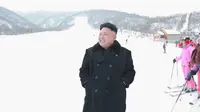 Pemimpin Korea Utara Kim Jong-un sedang mengunjungi resor ski Masik Peak, di Kota Wonsan, Provinsi Kangwon, Korea Utara. (KCNA)