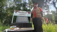 Kapolda Sulteng, Irjen Pol. Agus Nugroho saat ziarah di monumen gugurnya dua Bhayangkara Polri dalam tugas penumpasan radikalisme dan terorisme di Poso, Sabtu (17/8/2024). (Foto: Heri Susanto/ Liputan6.com).