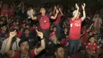 Sejumlah pendukung Liverpool merayakan gol yang dicetak Christian Benteke ke gawang Manchester United saat nonton bareng bersama Bola.com di Alibaba Futsal, Bekasi, Minggu (13/9/2015). (Bola.com/Vitalis Yogi Trisna)