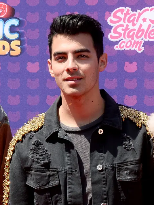 Tak hanya itu, Joe Jonas sangat santai ketika dirinya menjawab pertanyaan publik mengenai mantan kekasihnya tersebut. Dengan senyuman khas yang dimilikinya, Joe Jonas menjawab pertanyaan paparazi. (AFP/Bintang.com)