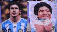Poster Lionel Messi dan Diego Maradona. (AFP/Martin Bernetti)
