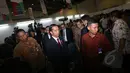 Presiden Joko Widodo (tengah) saat memantau ruang media center wartawan peliput Konferensi Asia Afrika di Jakarta Convention Center, Rabu (22/4/2015). (Liputan6.com/Herman Zakharia)