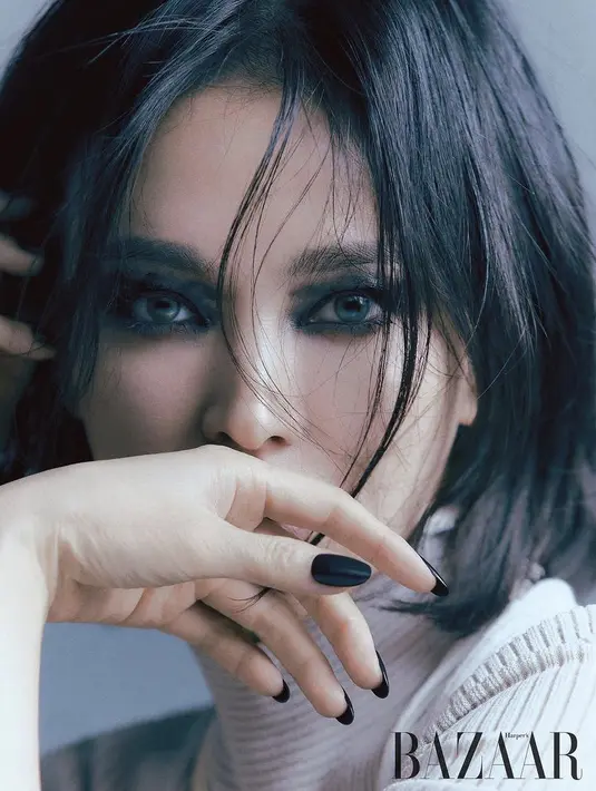 Song Hye Kyo baru-baru ini memamerkan tampilan yang sangat berbeda dari gaya feminin dan halusnya yang biasa. Ia tampil dengan riasan mata bold dengan eyeshadow hitamnya. Bahkan ia mengenakan kuteks hitam untuk merias kukunya. (@kyo1122)