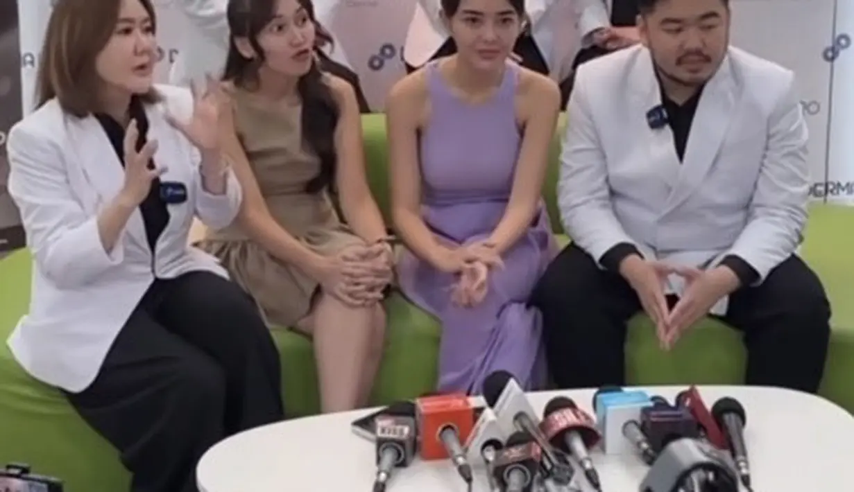 Sementara itu, Amanda Manopo memilih mengenakan long dress sleeveless warna ungu. Membuat tampilannya tampak simple. [@klinikdermaprojakarta]