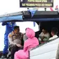 Kapolres Kepulauan Meranti AKBP Andi Yul berbincang dengan anak-anak yang naik di kapal perpustakaan apung. (Liputan6.com/M Syukur)