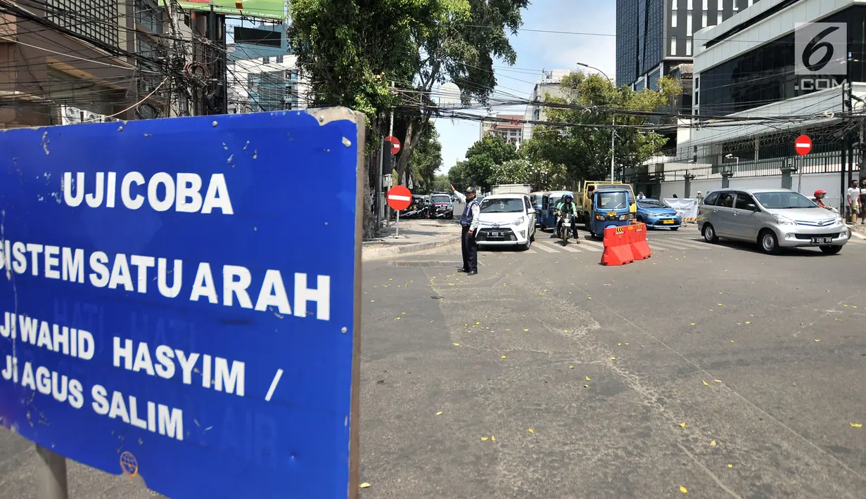 Petugas Dinas Perhubungan mengatur kemacetan lalu lintas saat uji coba sistem satu arah (SSA) di Jalan H Agus Salim dan Jalan KH Wahid Hasyim, Jakarta, Selasa (9/10). Uji coba ini menyebabkan kemacetan kendaraan. (Merdeka.com/Iqbal Nugroho)