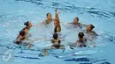 Tim renang indah Indonesia berhasil menyumbang medali pertama bagi kontingen Merah Putih di Sea Games 2015 Singapura. Salah satu anggota tim memimpin penampilan di OCBC Aquatic Centre, Rabu (3/6/2015). (Liputan6.com/Helmi Fithriansyah)   
