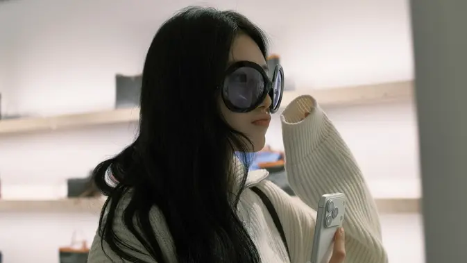 Inspirasi Busana Hangat Bae Suzy yang Nyaman dan Penuh Pesona