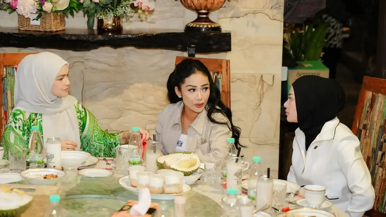 Intip Model Gamis Siti Nurhaliza saat Krisdayanti Berkunjung ke Rumahnya di Malaysia