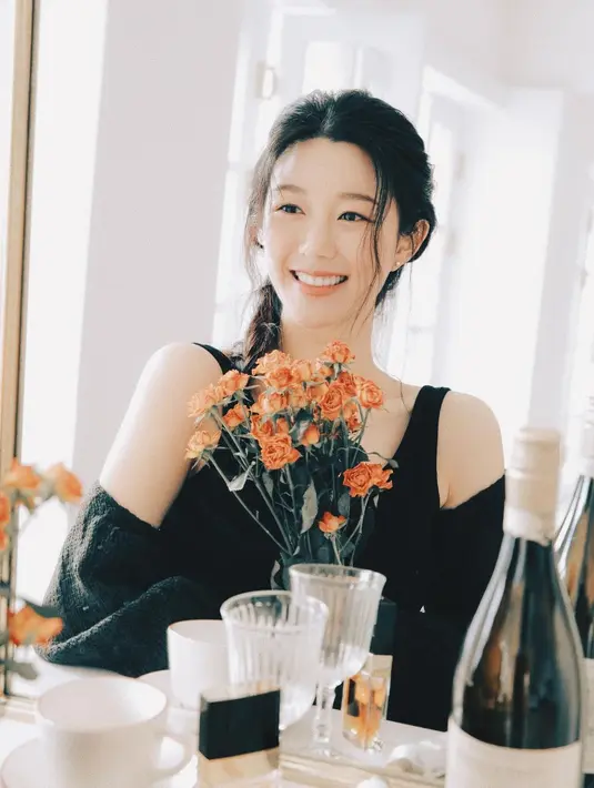 Lee Da In tampil manis dengan gaya rambut braided ponytail with messy bangs. [@xx_dain].