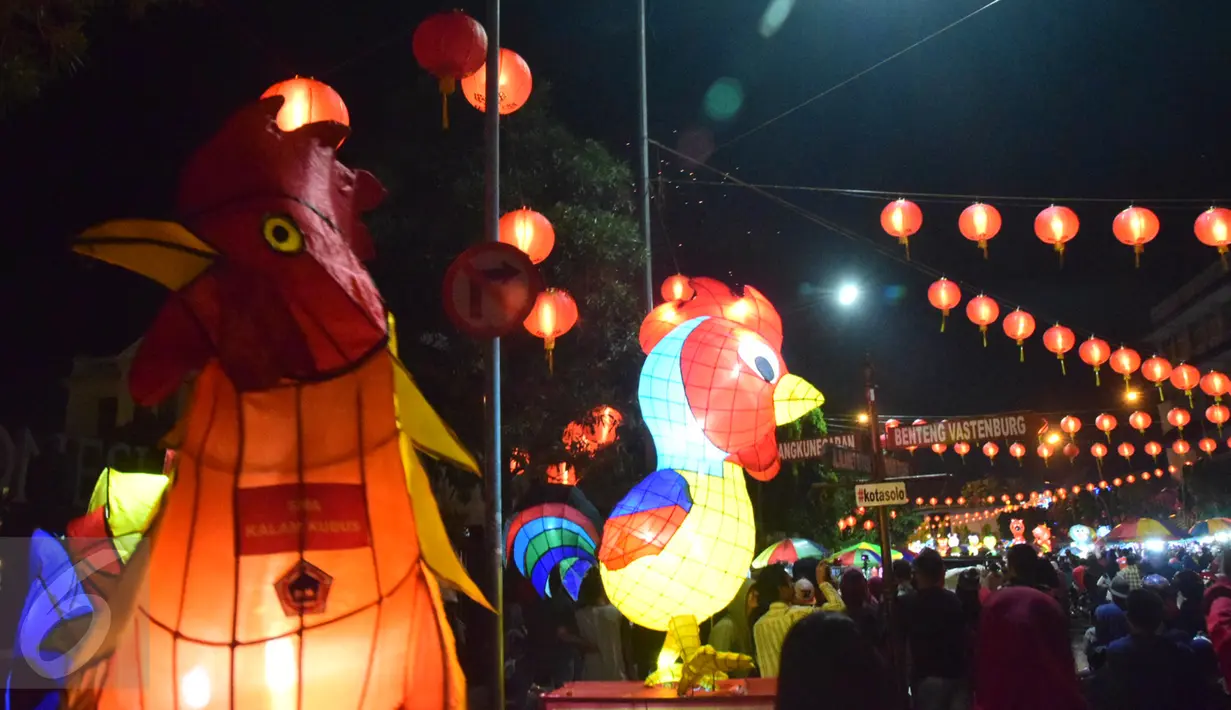 Lampion berbentuk ayam ikut menghiasi kawasan Pasar Gedhe Surakarta saat perayaan Imlek, Surakarta, Sabtu (28/01). Grebeg Soediro adalah  tradisi  tahunan alkuturasi  budaya  Jawa dan  Cina. (Liputan6.com/Gholib)  