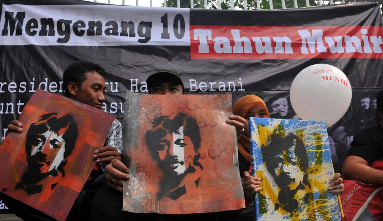 Sejumlah aktivis memasang spanduk di pagar Rumah Transisi Jokowi-JK, Jakarta, Senin (8/9/14). (Liputan6.com/Johan Tallo)