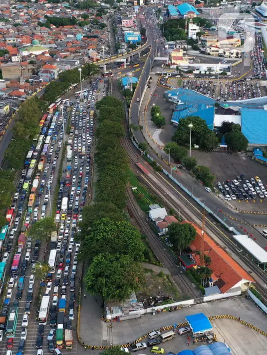 Bahkan, antrean kendaraan sempat mengular hingga 6,5 kilometer ke dalam jalan Tol Tangerang-Merak. (Liputan6.com/Angga Yuniar)