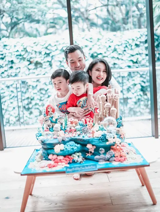 Sandra Dewi mengaku setelah itu ia buru-buru ganti baju dengan mengenakan kaus dan berfoto bersama. Ia juga senang dirangkul oleh Rafa, anak pertamanya. Meski sudah hampir kepala empat, wajah awet mudanya mencuri perhatian karena selalu tetap cantik dan segar. (Liputan6.com/IG/@sandradewi88)