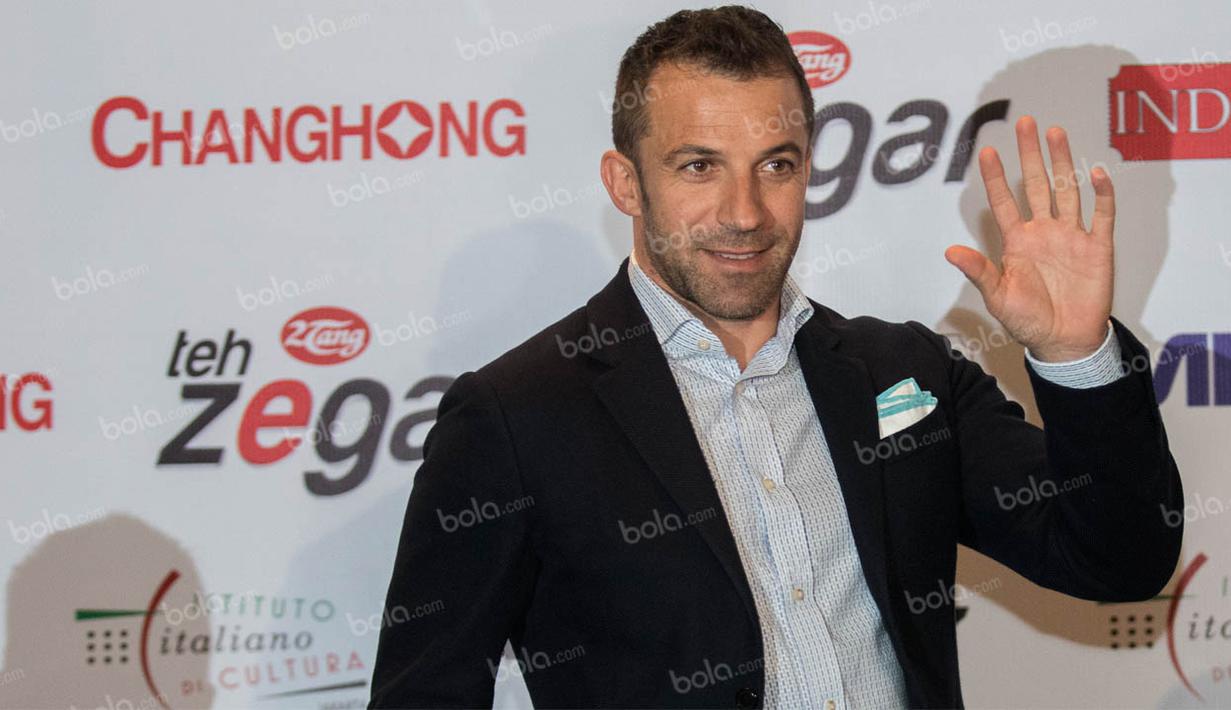 Legenda hidup Juventus, Alessandro Del Piero, menyapa wartawan saat menggelar jumpa pers jelang laga persahabatan antara Calcio Legend melawan Primavera Baretti di Hotel JW Mariott, Jakarta, Jumat (20/5/2016). (Bola.com/Vitalis Yogi Trisna)