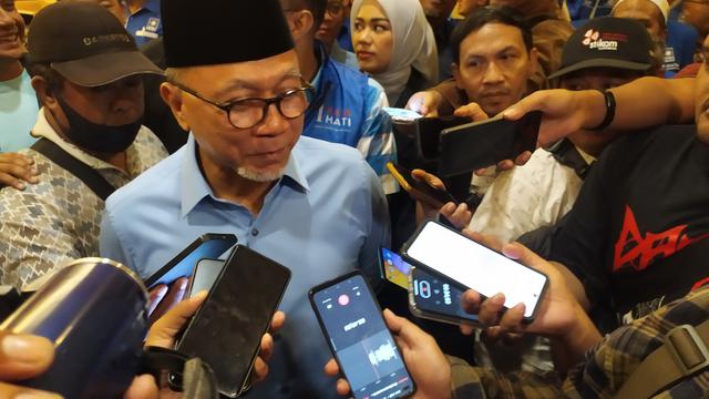 Ketua Umum Partai Amanat Nasional (PAN) Zulkifli Hasan usai acara konsolidasi calon legislatif dari PAN yang digelar di Surabaya, Senin (4/12/2023). (Liputan6.com/Dian Kurniawan)