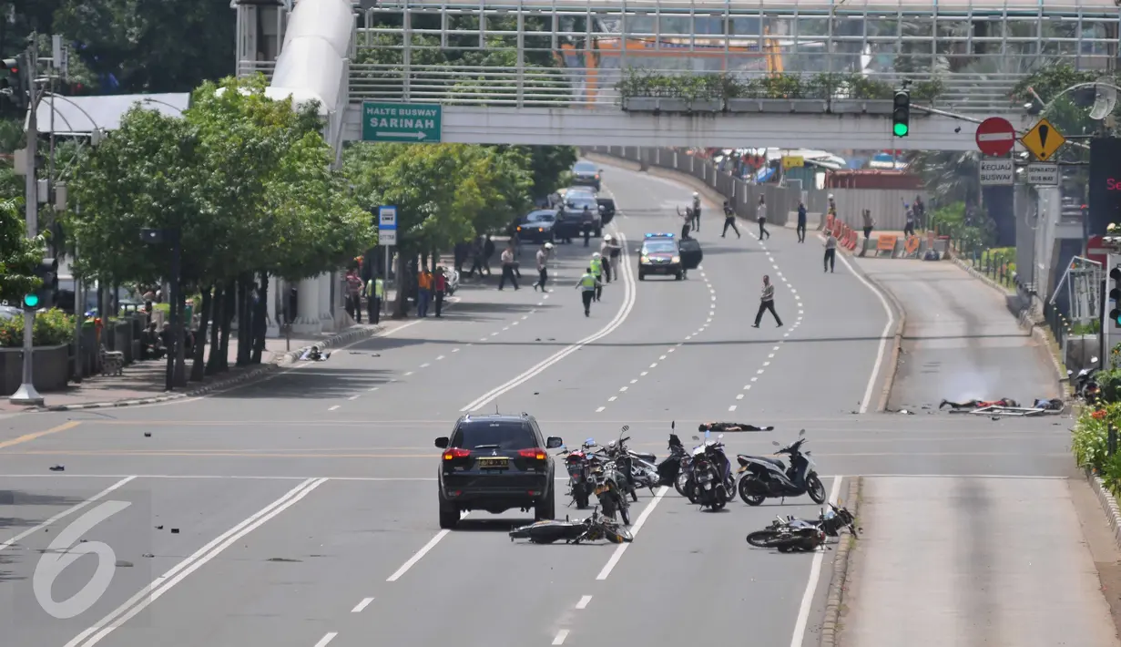 Suasana lalu lintas di sekitar lokasi ledakan yang melanda Pos Polisi perempatan Sarinah dan Djakarta Theatre, Jakarta, terlihat sepi, Kamis (14/1). Petugas kepolisian terlihat mengamankan lokasi ledakan. (Liputan6.com/Gempur M Surya)