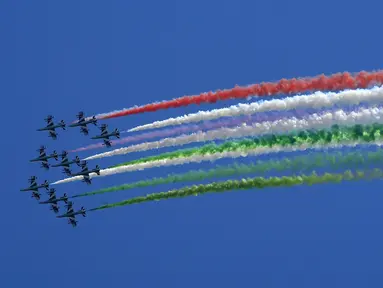 Tim aerobatik Italia Frecce Tricolori menampilkan pertunjukan dalam upacara peringatan Hari Pembebasan Italia di Roma, Italia, Sabtu (25/4/2020). Italia memperingati Hari Pembebasan ke-75 dengan cara yang paling tidak biasa karena digelar di masa pandemi virus corona COVID-19. (Xinhua)
