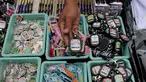 Penjual menunjukkan gantungan kunci berlogo Muktamar ke-33 Nahdlatul Ulama di Jombang, Jawa Timur, Senin (3/8/2015). Pernak-pernik yang dijual yakni kaos, pin, gantungan kunci, dan berbagai produk kerajinan tangan lainnya. (Liputan6.com/Johan Tallo) 