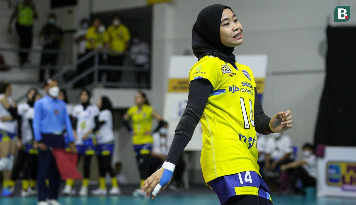 Dita Azizah merupakan libero tangguh di tim Bandung Bjb Tandamata. Pemain bernomor punggung 14 tersebut menjadi salah satu andalan bersama libero senior, Yulis Indahyani di skuat asuhan Alim Suseno. (Bola.com/Bagaskara Lazuardi)