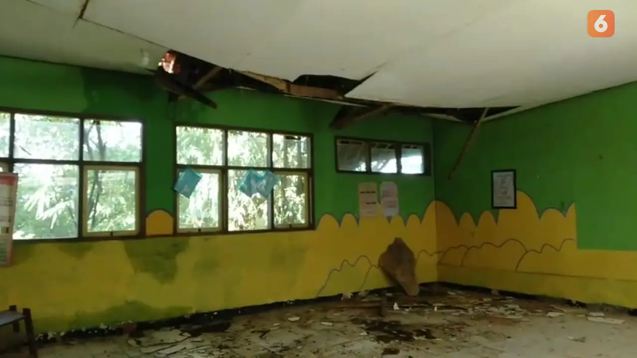 Kondisi kerusakan ruang kelas SDN Gunung Batu Kecamatan Kebonpedes Kabupaten Sukabumi. (Liputan6.com/Fira Syahrin).