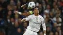 Pemain PSG Thiago Silva berebut bola dengan pemain Real Madrid Cristiano Ronaldo pada lanjutan Liga Chaampions Grup A di Stadion Santiago Bernabeu, Madrid, Rabu(4/11/2015) dini hari. Madrid menang tipis 1-0.  (Reuters / Sergio Perez)