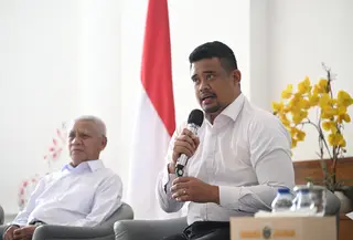 Gubernur Sumatera Utara (Sumut) Bobby Nasution resmi mengumumkan kenaikan Upah Minimum Provinsi (UMP) Sumut untuk tahun 2026 sebesar 7,9 persen. (Liputan6.com/Reza Efendi)