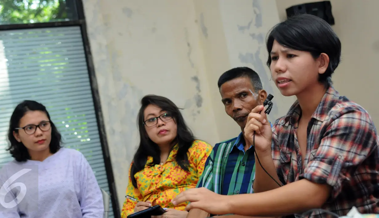Rizka Amalia (kanan) saat menceritakan pengalaman kekerasan yang dialaminya di gedung LBH Jakarta, Rabu (8/6/2016). Kekerasan terjadi saat terjadinya gelombang pengusiran eks gafatar awal 2016 lalu. (Liputan6.com/Helmi Fithriansyah)