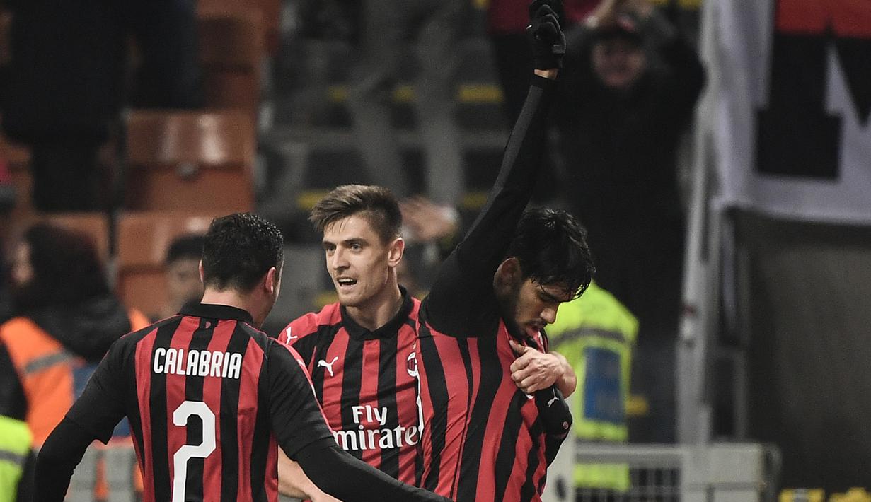 Selebrasi gol Paqueta untuk korban kebakan di akademi sepak bola Flamengo pada laga lanjutan Serie A yang berlangsung di stadion San Siro, Milan, Senin (11/2). AC Milan menang 3-0 atas Cagliari. (AFP/Marco Bertorello)