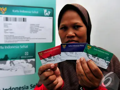 Seorang warga menunjukkan tiga macam kartu yang telah didapatkannya di Jakarta, Senin (3/11/2014). (Liputan6.com/Johan Tallo)