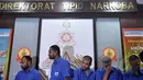 Tampak Lima orang tersangka pengedar sabu yang berhasil diamankan Dir Narkoba Bareskrim Polri Dua di antaranya adalah berasal dari Sri Lanka di Gedung BNN, Jakarta, Selasa (21/4/2015). (Liputan6.com/Johan Tallo)