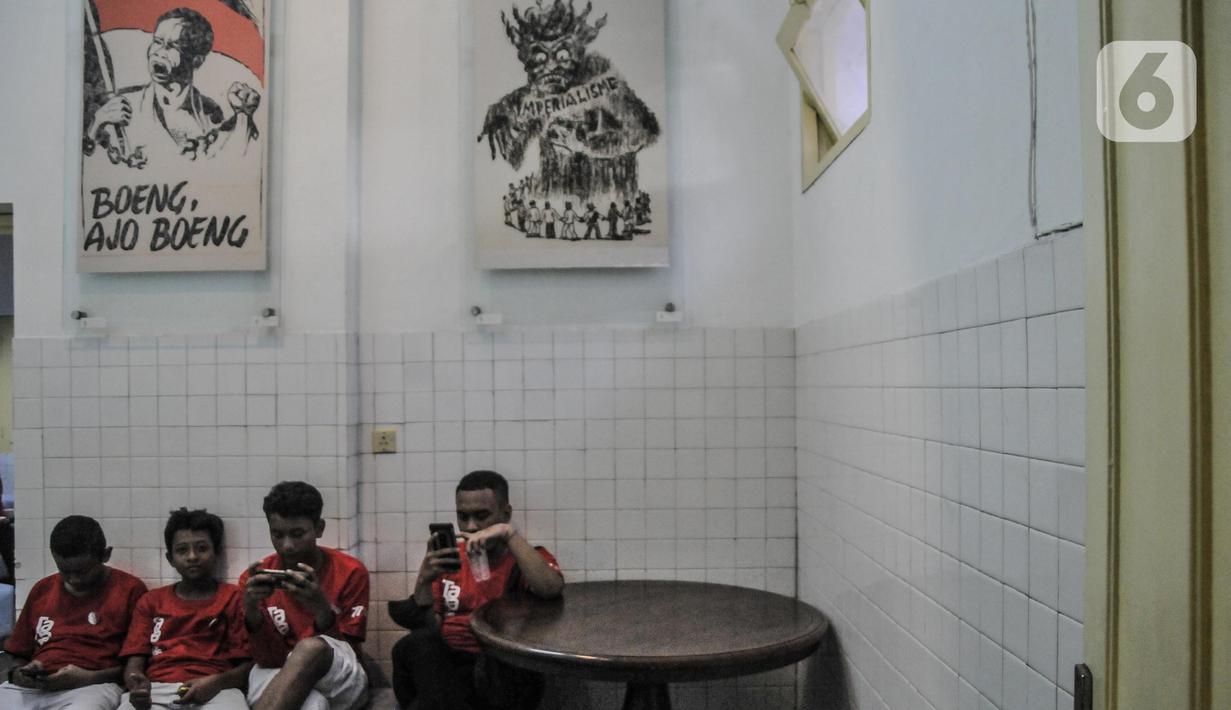 Pengunjung melihat koleksi saat berwisata sejarah di Museum Perumusan Naskah Proklamasi, Menteng, Jakarta Pusat, Selasa (16/8/2022). Menjelang perayaan HUT Kemerdekaan RI, rumah bersejarah yang menjadi saksi bisu terciptanya naskah Proklamasi itu ramai dikunjungi, baik anak-anak maupun orang dewasa untuk lebih dekat tentang perjalanan lahirnya Indonesia. (merdeka.com/qbal S Nugroho)