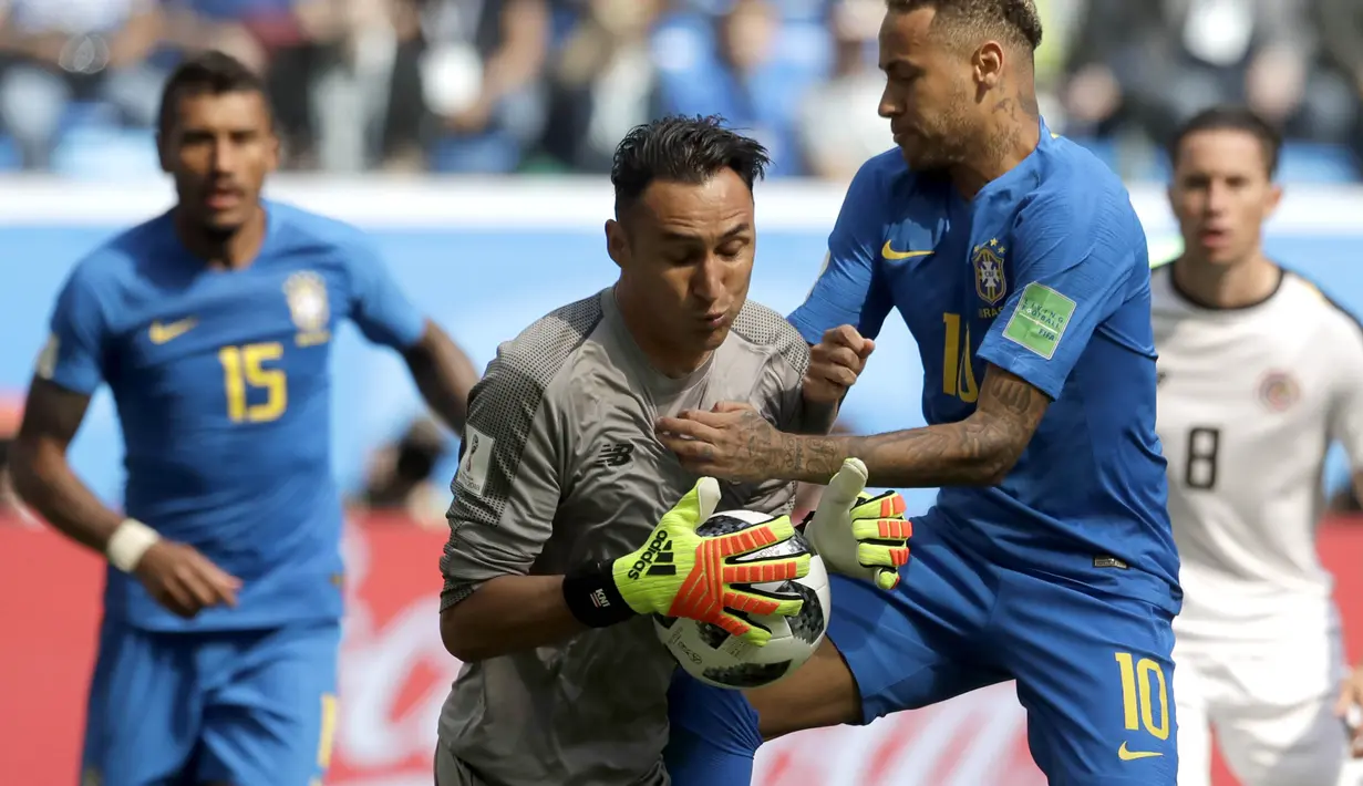 Kiper Kosta Rika, Keylor Navas, menangkap bola saat pertandingan melawan Brasil pada laga Piala Dunia di Stadion Saint-Petersburg, Jumat (22/6/2018). Brasil menang 2-0 atas Kosta Rika. (AP/Petr David Josek)