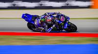 Pembalap MotoGP Prancis dari tim Monster Energy Yamaha MotoGP, Fabio Quartararo, memacu motornya pada sesi latihan bebas kedua MotoGP Catalunya di Sirkuit Catalunya, Montmelo, di pinggiran Barcelona, ​​6 September 2025. (Josep LAGO/AFP)