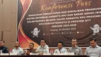 Ketua Tim Seleksi KPU Provinsi NTT, Rodi Rohi (tengah) saat memberi keterangan pers terkait pembukaan pendaftaran seleksi anggota KPU. Foto (Liputan6.com/Ola Keda)