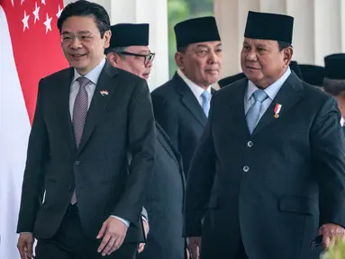 Presiden Prabowo Subianto menyambut kedatangan Perdana Menteri (PM) Singapura Lawrence Wong di Istana Merdeka, Jakarta, Senin (6/7/2026). (AFP/ Yasuyoshi Chiba)