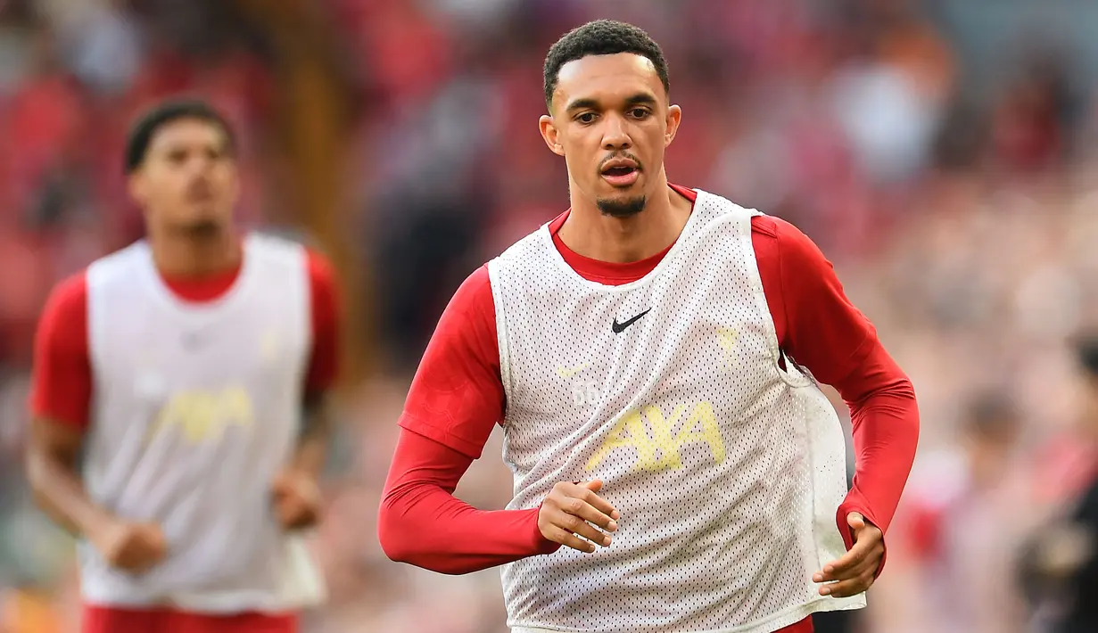 Pemain Liverpool, Trent Alexander-Arnold melakukan pemanasan saat laga lanjutan Liga Inggris 2024/2025 melawan Arsenal di Anfield, Liverpool, Inggris, Minggu (11/05/2025) waktu setempat. (AFP/Peter Powell)