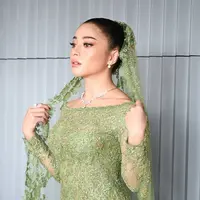 Simak detail kebaya anggun di prosesi lamarannya bersama Indra Priawan. (Foto: Instagram/ iam.nikilovers).