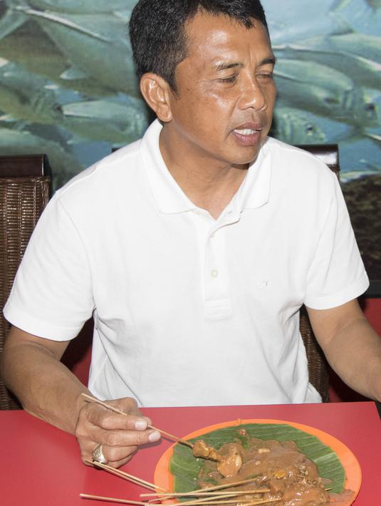 Sambil menikmati sate padang, pelatih Mitra Kukar, Jafri Sastra, juga bercerita tentang masa lalu dan rencana masa depannya. (Bola.com/Vitalis Yogi Trisna)